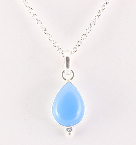 Fijne druppelvormige zilveren hanger met blauwe chalcedoon aan ketting afbeelding 1