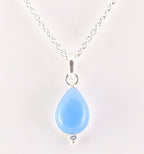 Fijne druppelvormige zilveren hanger met blauwe chalcedoon aan ketting afbeelding 1