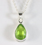 Druppelvormige zilveren hanger met peridoot aan ketting afbeelding 1