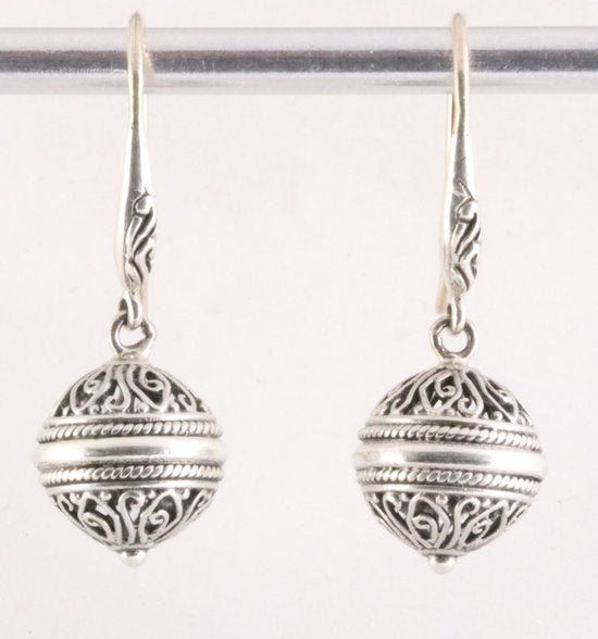 Traditionele zilveren oorbellen met filigrein bewerkte bolletjes afbeelding 1