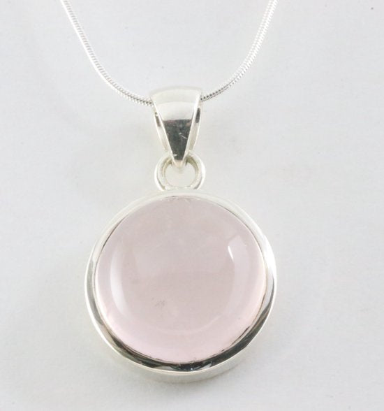 Ronde hoogglans zilveren hanger met rozenkwarts aan ketting afbeelding 1