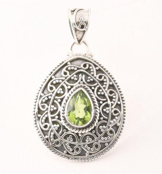 Traditionele bewerkte zilveren hanger met peridoot afbeelding 1