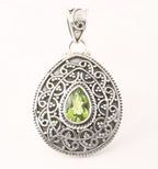 Traditionele bewerkte zilveren hanger met peridoot afbeelding 1