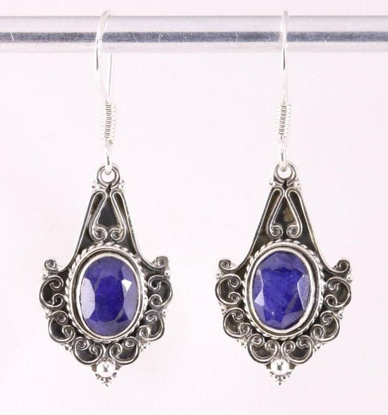 Bewerkte zilveren oorbellen met blauwe saffier afbeelding 1