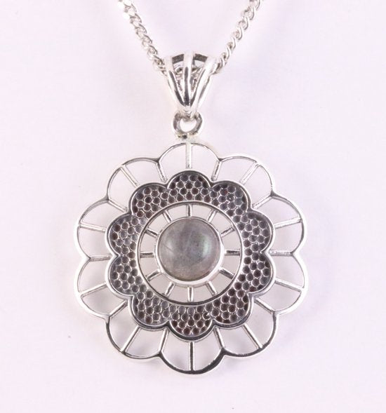 Opengewerkte zilveren hanger met labradoriet aan ketting afbeelding 1