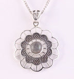 Opengewerkte zilveren hanger met labradoriet aan ketting afbeelding 1