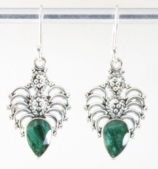 Opengewerkte zilveren oorbellen met smaragd afbeelding 1