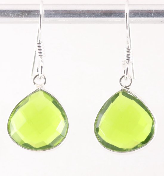 Fijne druppelvormige zilveren oorbellen met peridoot afbeelding 1