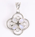 Opengewerkte zilveren hanger met regenboog maansteen afbeelding 1