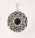 Rond opengewerkt zilveren medaillon met onyx afbeelding 1