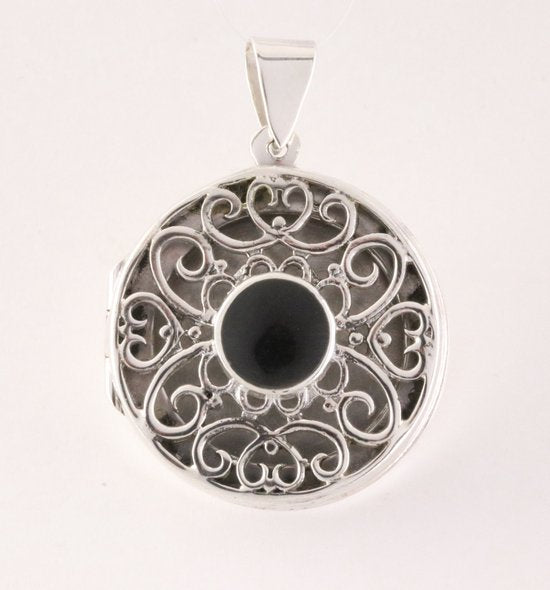 Rond opengewerkt zilveren medaillon met onyx afbeelding 1
