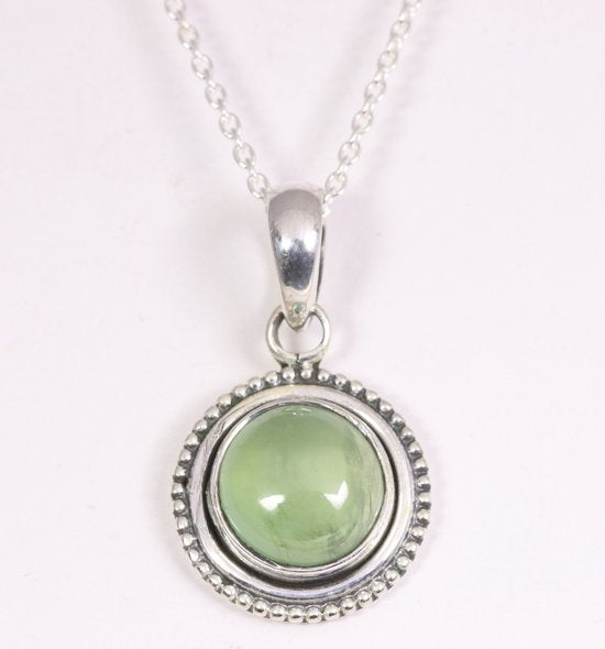 Ronde bewerkte zilveren hanger met prehniet aan ketting afbeelding 1