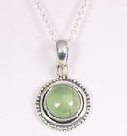 Ronde bewerkte zilveren hanger met prehniet aan ketting afbeelding 1