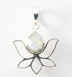 Opengewerkte zilveren lotus bloem hanger met regenboog maansteen afbeelding 1