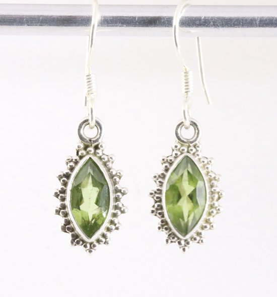 Fijne bewerkte zilveren oorbellen met peridoot afbeelding 1