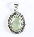 Fijne bewerkte ovale zilveren hanger met groene amethist afbeelding 1