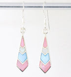 Fijne zilveren oorbellen met veelkleurige schelp afbeelding 1