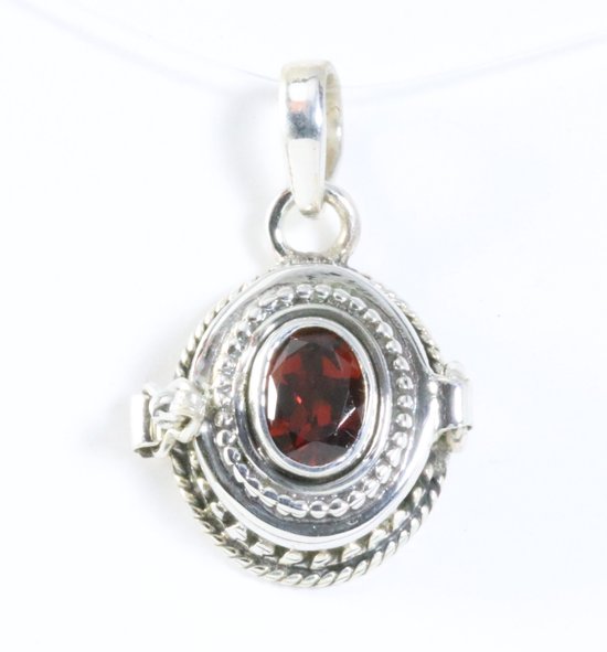 Traditioneel bewerkt zilveren medaillon met granaat afbeelding 1