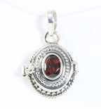 Traditioneel bewerkt zilveren medaillon met granaat afbeelding 1