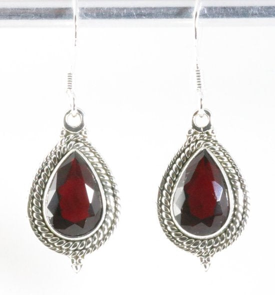 Bewerkte zilveren oorbellen met granaat afbeelding 1