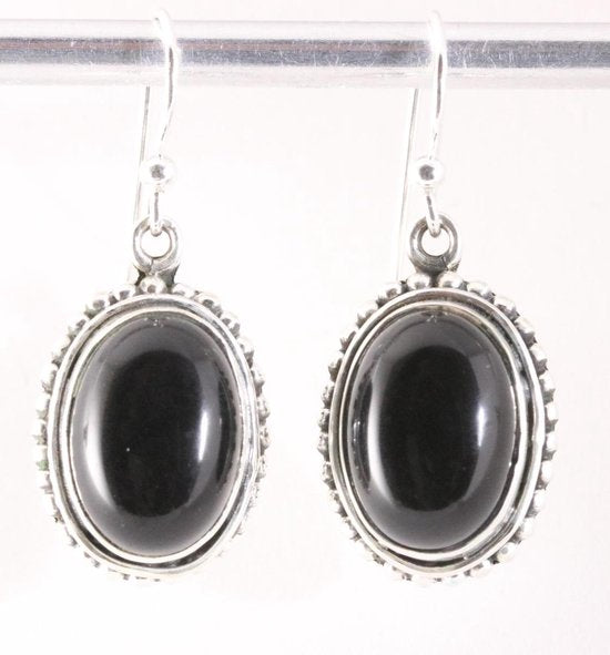 Bewerkte ovale zilveren oorbellen met onyx afbeelding 1