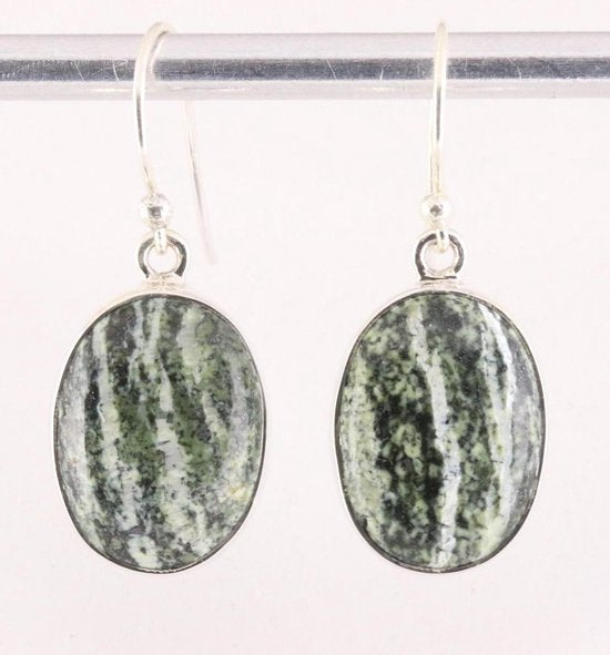 Ovale zilveren oorbellen met groene Zwitserse opaal afbeelding 1