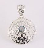 Opengewerkte zilveren hanger met labradoriet afbeelding 1