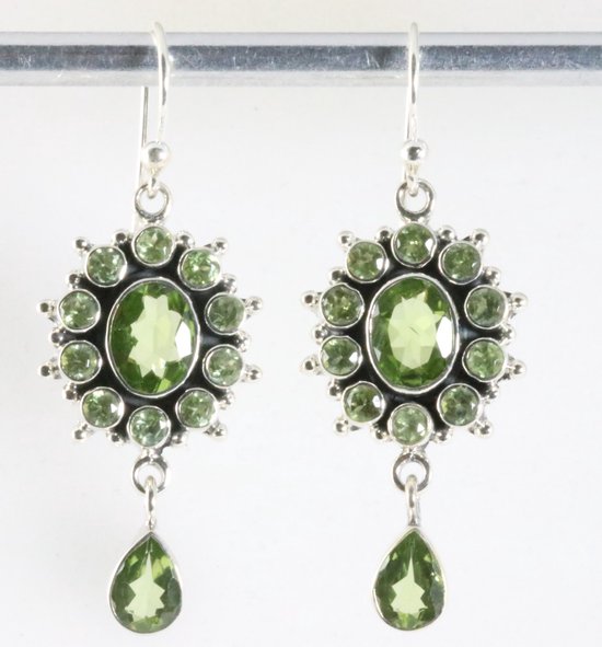 Zilveren oorbellen met peridoot afbeelding 1