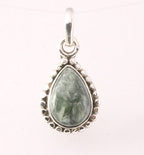 Fijne bewerkte druppelvormige zilveren hanger met groene serafiniet afbeelding 1