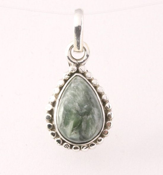 Fijne bewerkte druppelvormige zilveren hanger met groene serafiniet afbeelding 1