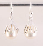 Hoogglans zilveren oorbellen met witte zoetwater parel afbeelding 1