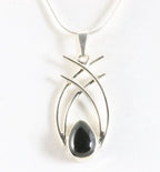 Opengewerkte zilveren hanger met onyx aan ketting afbeelding 1