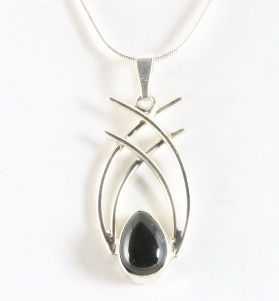 Opengewerkte zilveren hanger met onyx aan ketting afbeelding 1