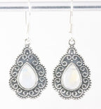 Bewerkte zilveren oorbellen met regenboog maansteen afbeelding 1