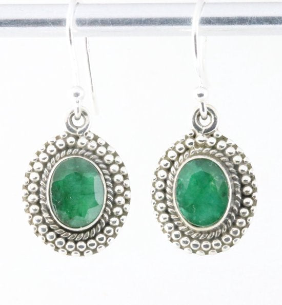 Bewerkte ovale zilveren oorbellen met smaragd afbeelding 1