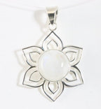 Opengewerkte bloemvormige zilveren hanger met regenboog maansteen afbeelding 1