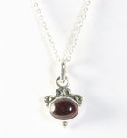 Fijne bewerkte zilveren hanger met granaat aan ketting afbeelding 1