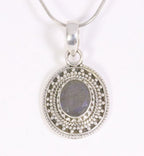 Bewerkte zilveren hanger met labradoriet aan ketting afbeelding 1