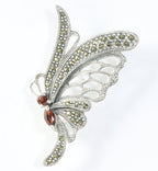 Opengewerkte zilveren vlinder broche met granaat en marcasiet afbeelding 1