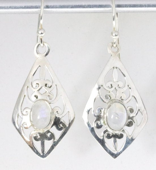 Opengewerkte zilveren oorbellen met regenboog maansteen afbeelding 1