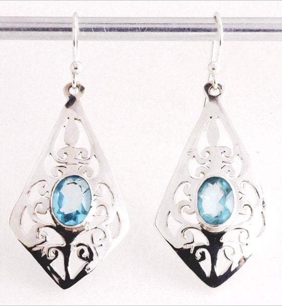 Opengewerkte zilveren oorbellen met blauwe topaas afbeelding 1