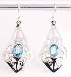 Opengewerkte zilveren oorbellen met blauwe topaas afbeelding 1