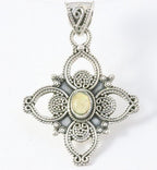 Traditionele bewerkte zilveren hanger met Ethiopische opaal afbeelding 1