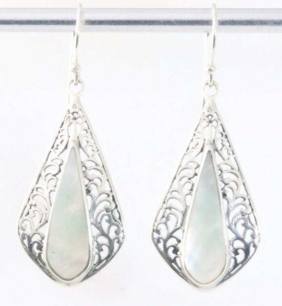 Lange opengewerkte zilveren oorbellen met parelmoer afbeelding 1