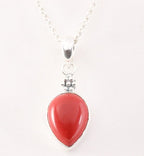 Bewerkte zilveren hanger met rode koraal steen aan ketting afbeelding 1