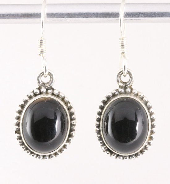 Bewerkte ovale zilveren oorbellen met onyx afbeelding 1