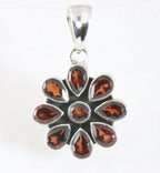 Bloemvormige zilveren hanger met granaat afbeelding 1