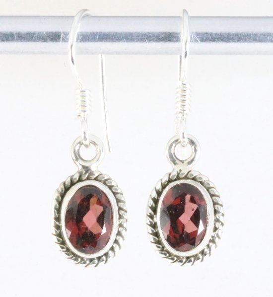 Fijne bewerkte zilveren oorbellen met granaat afbeelding 1