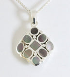 Hoogglans zilveren hanger met zwarte schelp aan ketting afbeelding 1