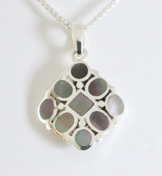 Hoogglans zilveren hanger met zwarte schelp aan ketting afbeelding 1